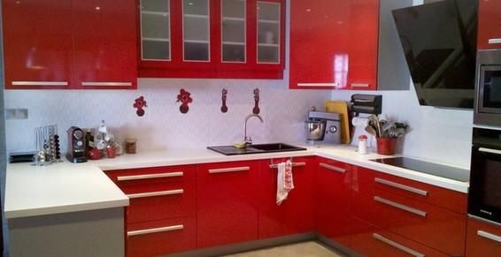 Cuisine rouge brillant